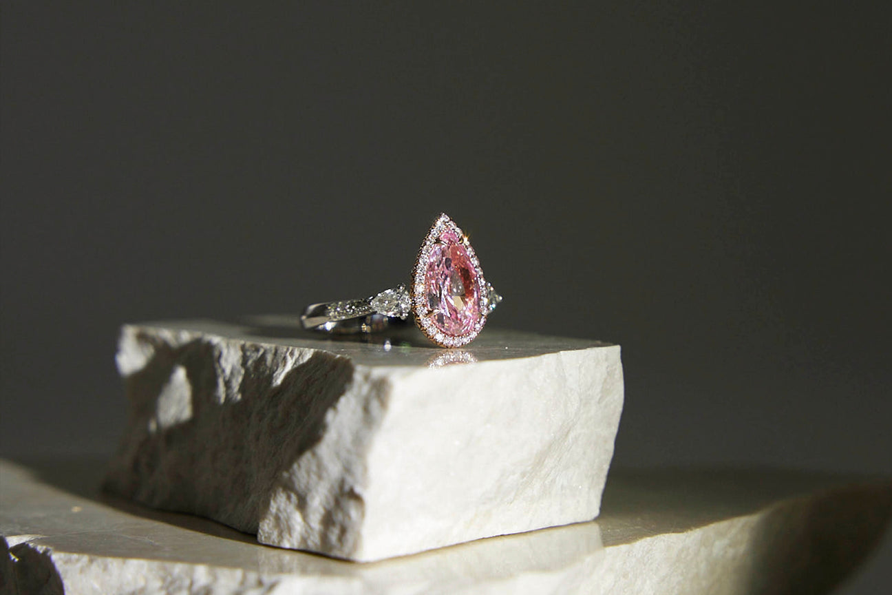 ｜訂製分享｜梨形粉紅鑽石兩用戒 — 演繹極致浪漫：是珍稀藏品，也是百變的日常珠寶