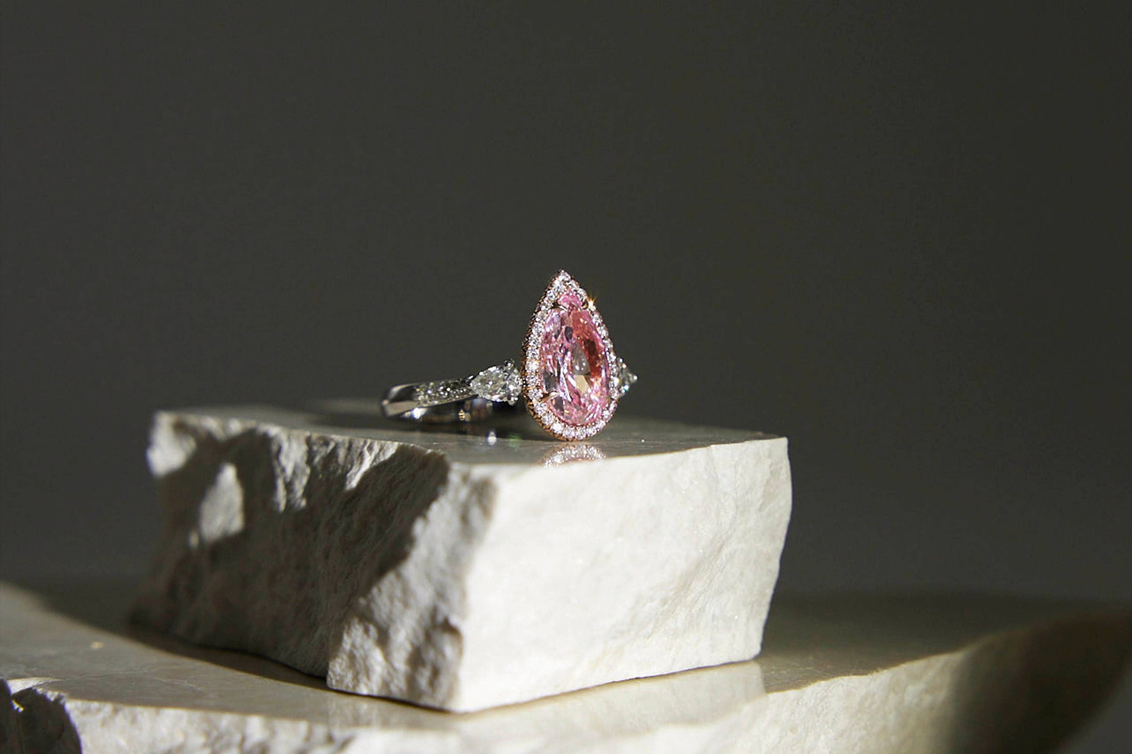 ｜訂製分享｜梨形粉紅鑽石兩用戒 — 演繹極致浪漫：是珍稀藏品，也是百變的日常珠寶