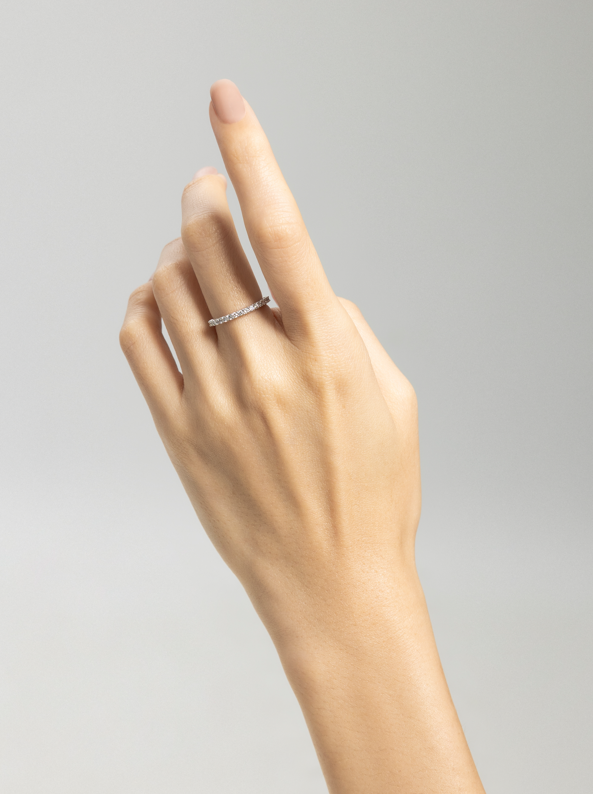 四爪鑲嵌半圈排鑽戒